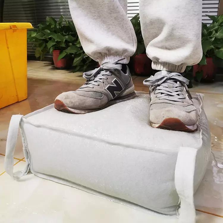 Met water gevulde overstroming - Flood Barrier Bag recensie en prijs